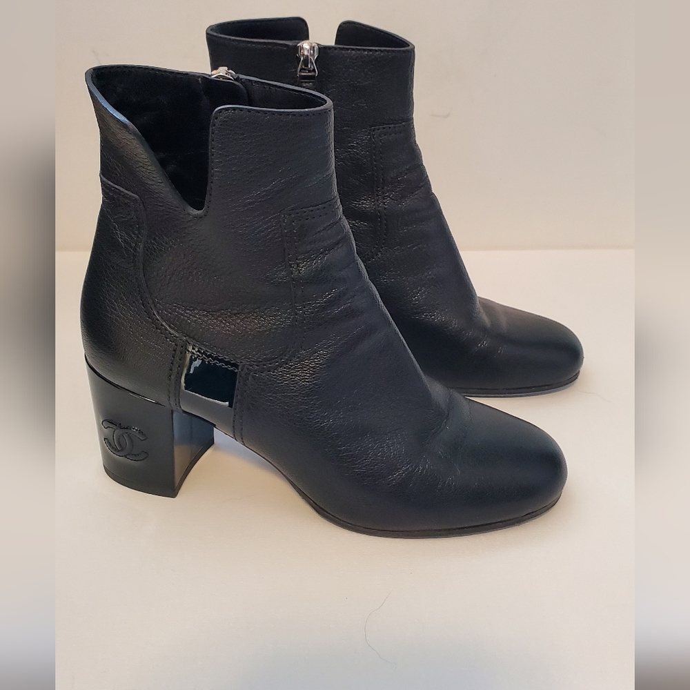 Authentic Chanel Calfskin Black Patent Leather Booties - size 39/8.5 ❤️‍🔥